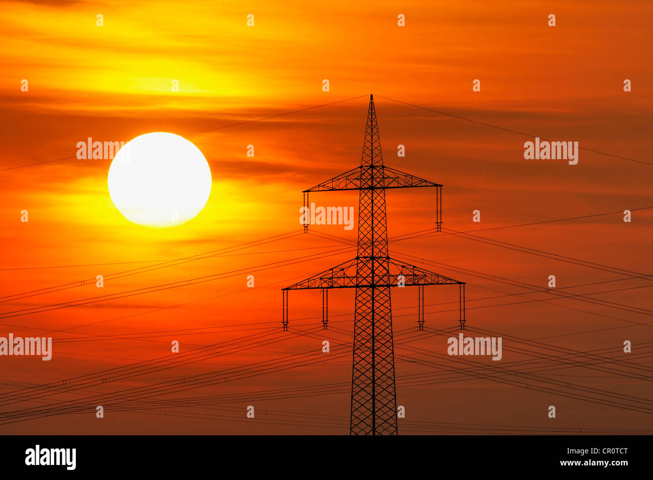 Les lignes de transport d'énergie électrique, l'électricité, pylône avec le soleil couchant, Beinstein près de Stuttgart, Bade-Wurtemberg Banque D'Images