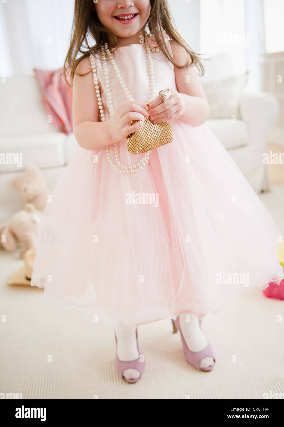 USA, New Jersey, Jersey City, petite fille (4-5 ans) portant de hauts talons et robe de tulle Banque D'Images