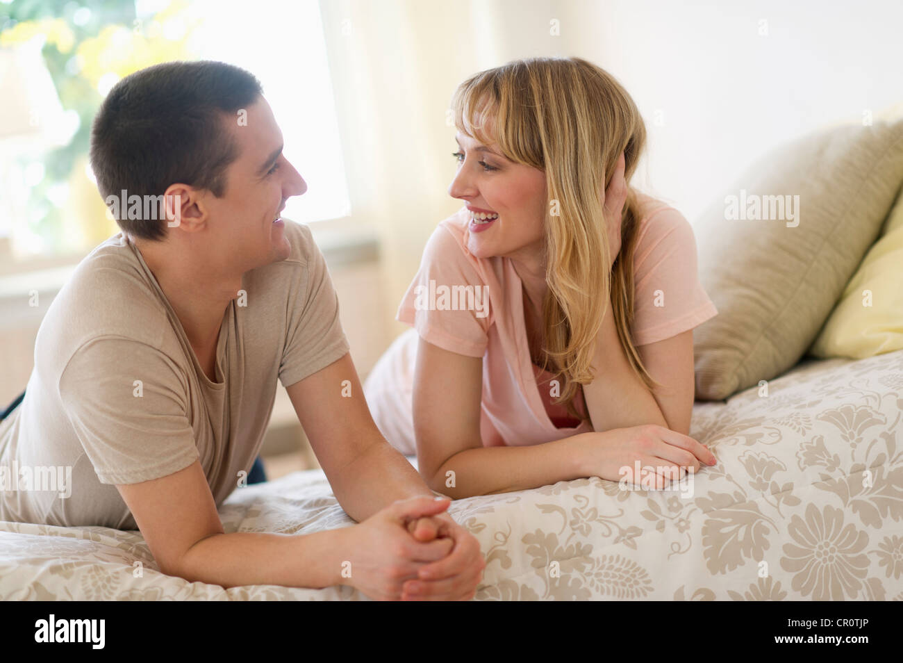 USA, New Jersey, Jersey City, Couple lying on bed Banque D'Images