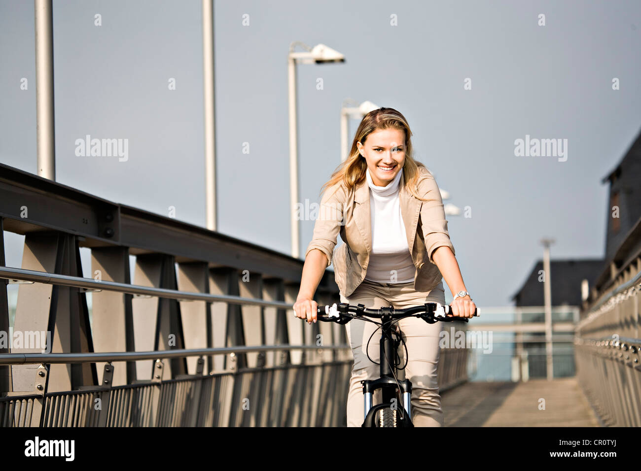Jeune femme avec moto à la station de train à Sonneberg, Thuringe, Allemagne, Europe Banque D'Images