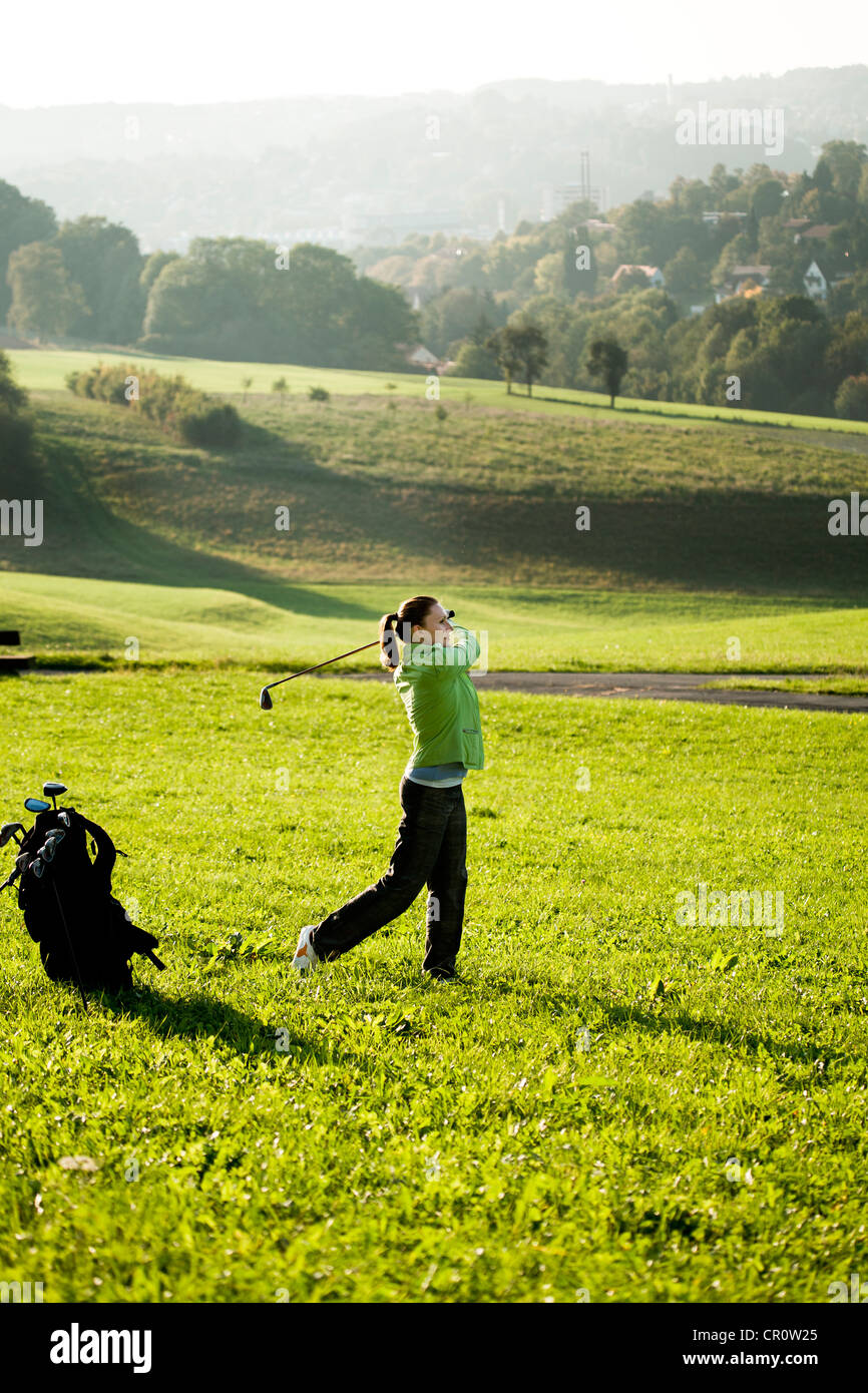 Femme jouant le cross golf Banque D'Images