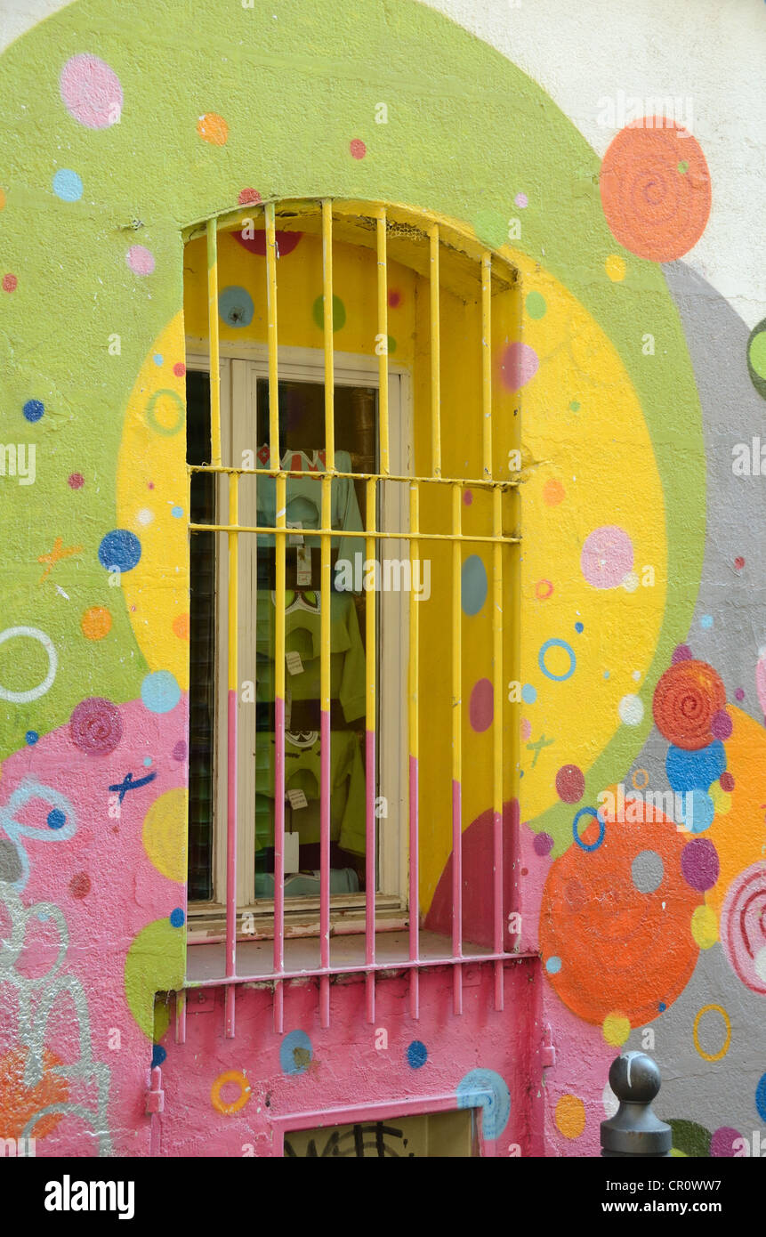 Fenêtre psychédélique peinte inhabituelle décorée de cercles colorés et de bulles Cours Julien Marseille France Banque D'Images