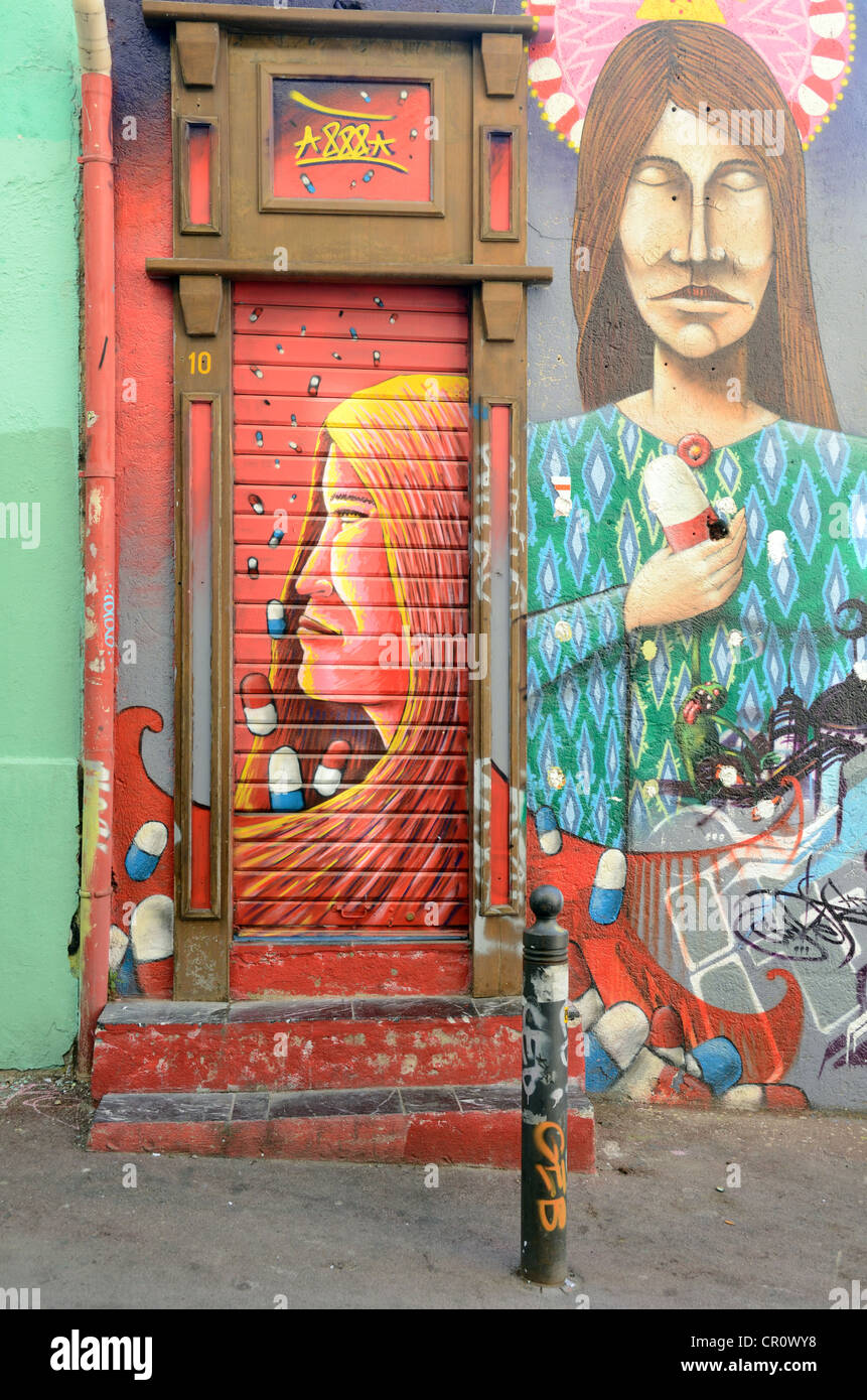 Psychédélique peint porte et mur avec l'art du graffiti Cours Julien Marseille ou Marseille France Banque D'Images