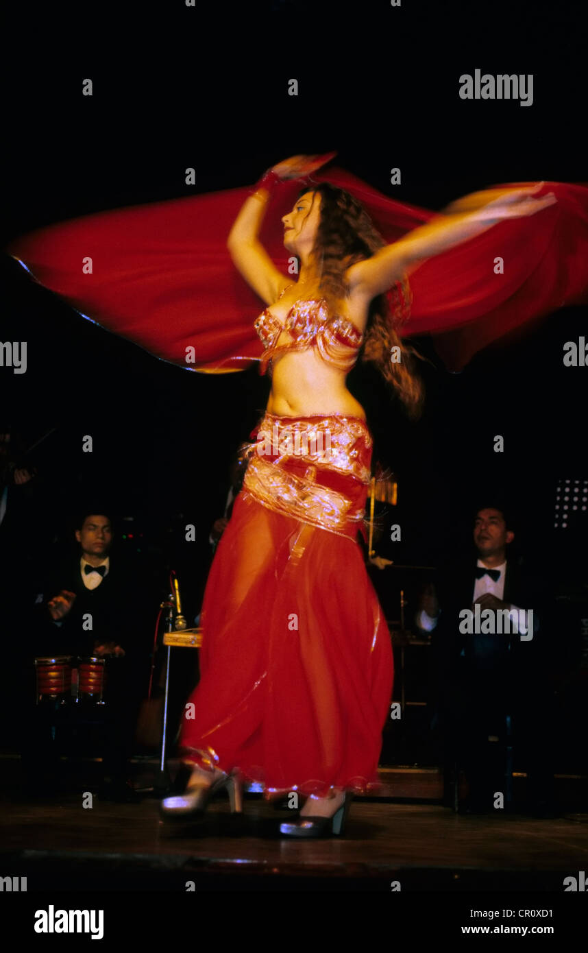 La Turquie, Istanbul, cabaret, femme de la danse du ventre dans un salon Banque D'Images