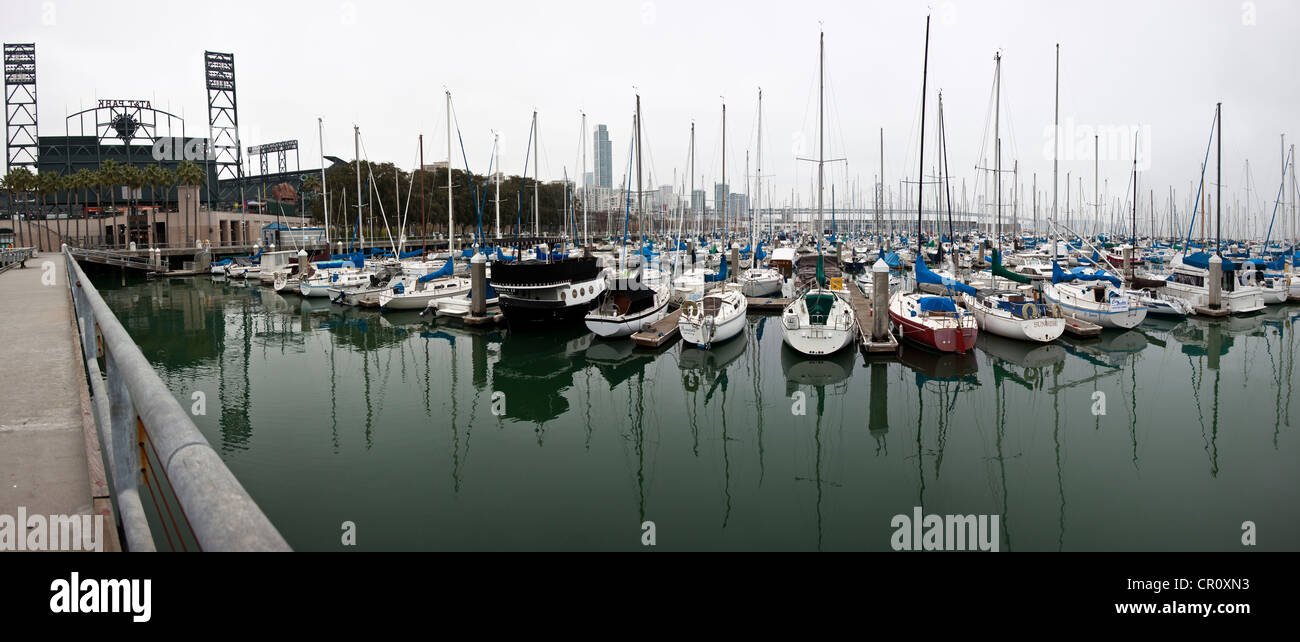 Voiliers dans le port de South Beach derrière AT&T Park avec l'horizon de San Francisco et le Bay Bridge dans la distance. Banque D'Images