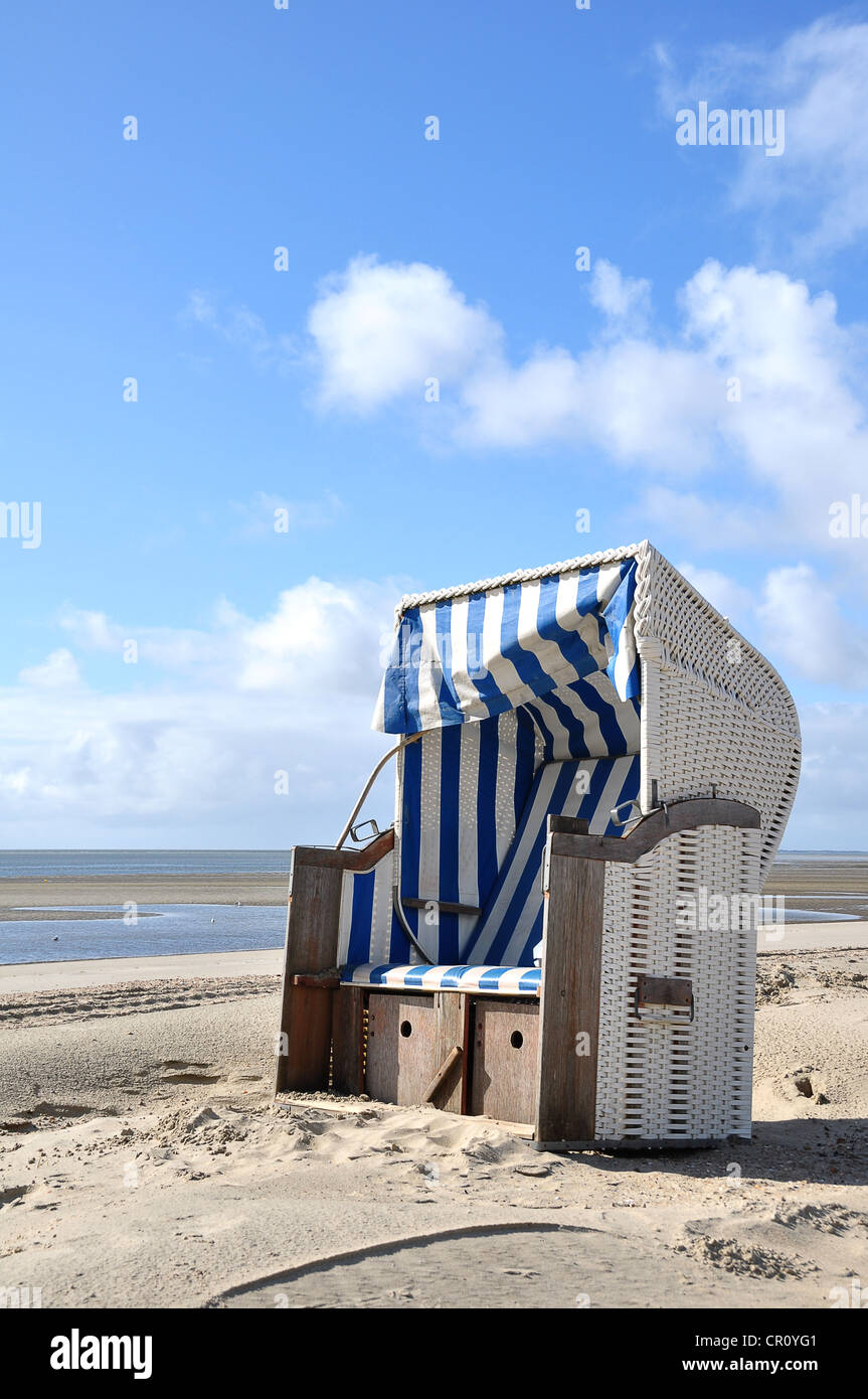 Lit chaise de plage sur la côte de la mer du Nord, Wyk auf Foehr, Schleswig-Holstein, Allemagne, Europe Banque D'Images