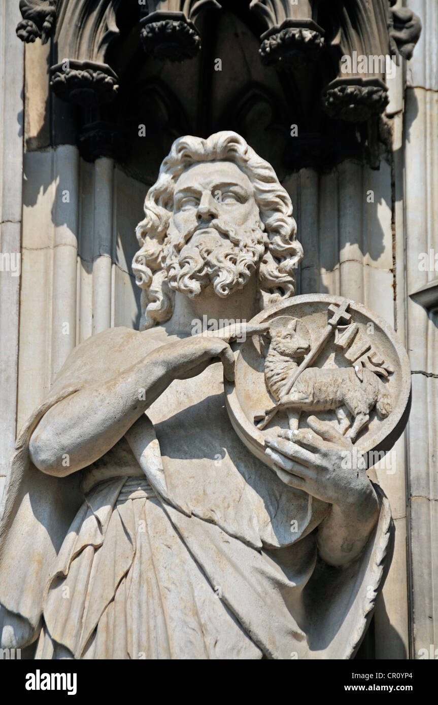 La figure d'un saint sur la façade ouest de l'Koelner Dom, la cathédrale de Cologne, Rhénanie du Nord-Westphalie, PublicGround Banque D'Images