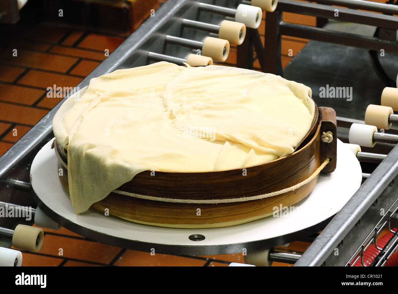 Célèbre fromage de Beaufort dans la fabrication, l'alpin Banque D'Images