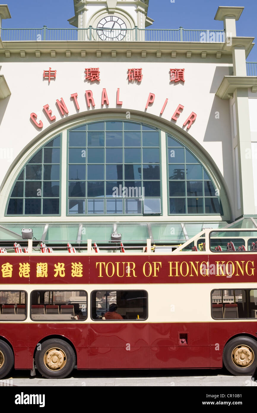 La Chine, Hong Kong, Central District, Central Pier, bus touristiques de la Big Bus Company dans le départ des ferries du fronto Banque D'Images