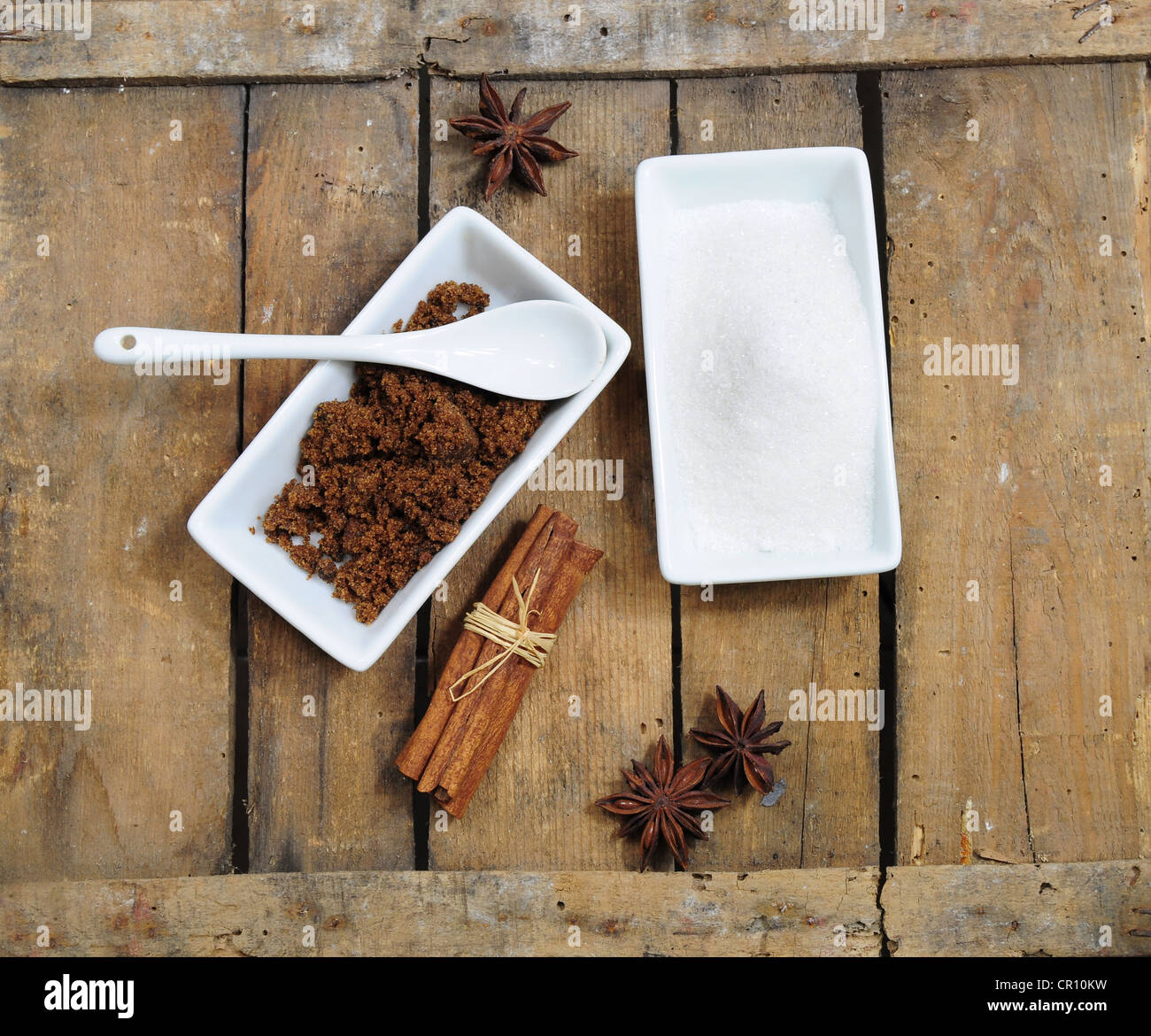 Des ingrédients doux - blanc et le sucre brun, le chocolat, la cannelle et l'anis Banque D'Images