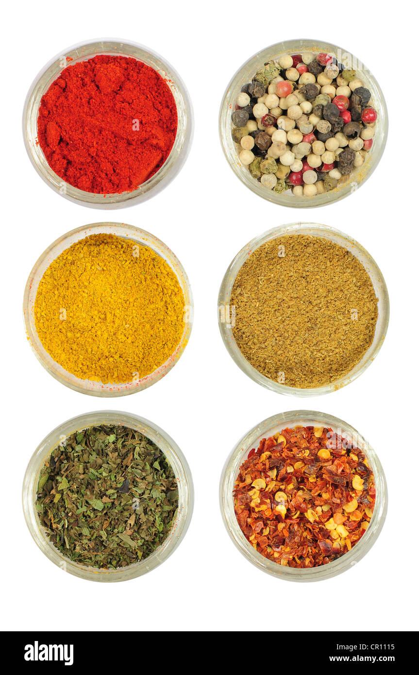 Diverses épices colorés dans des bols ronds - paprika, poivre, curry, cardamome, origan, piment Banque D'Images