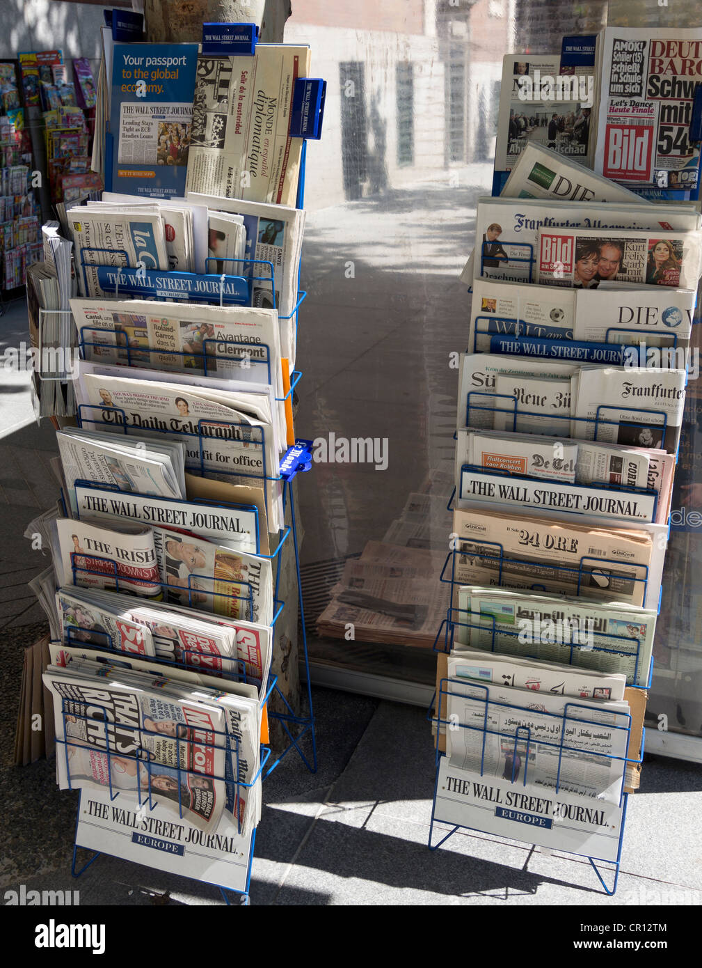Les journaux internationaux à la vente à un décrochage de la rue sur la Calle Serrano de Madrid dans le riche quartier de Salamanca. Banque D'Images