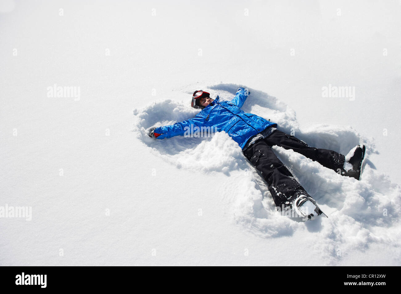 Boy making snow angel Banque D'Images