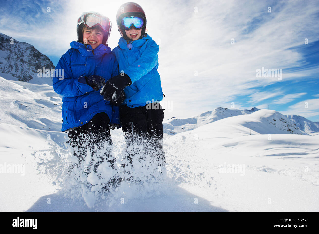 Les enfants jouer ensemble dans la neige Banque D'Images