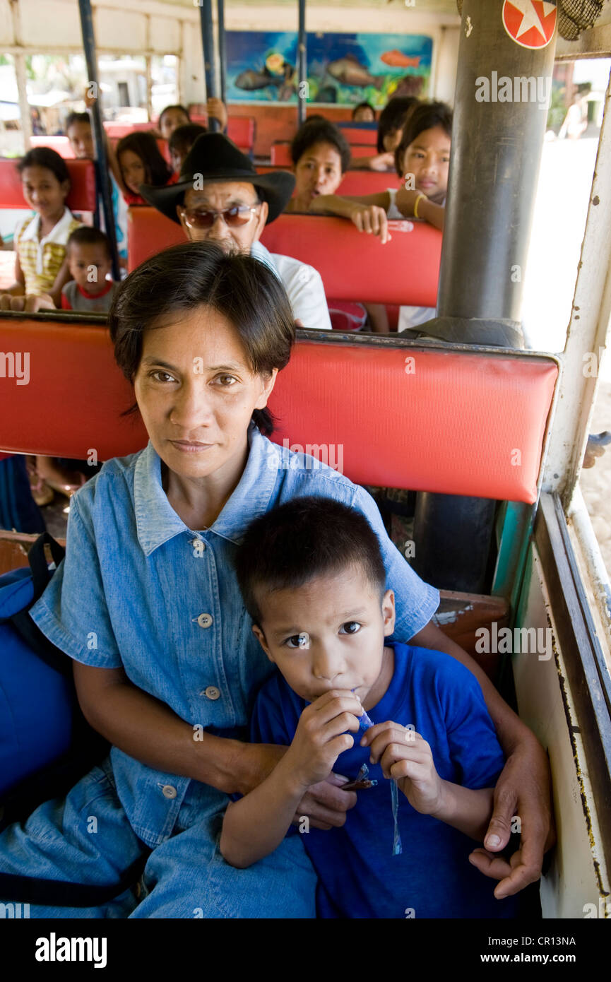 Aux Philippines, l'île de Palawan, Sabang, dans un bus local Banque D'Images