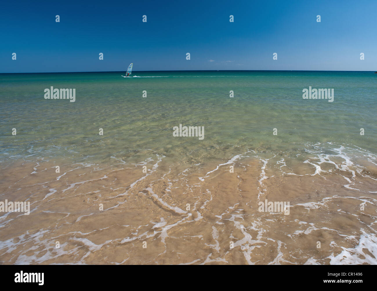 Voilier dans l'océan tropical Banque D'Images