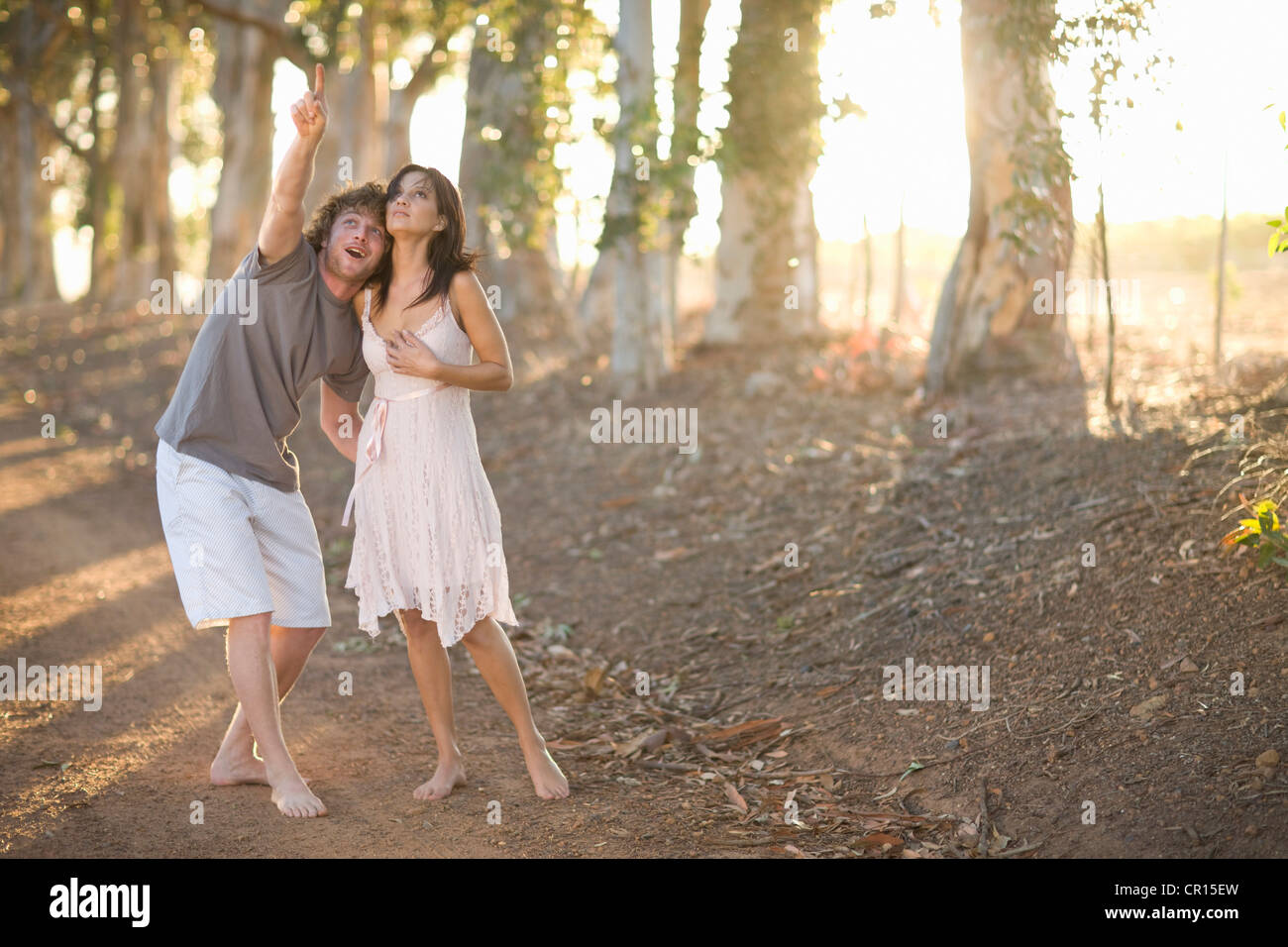 Couple en train de marcher ensemble sur un chemin de terre Banque D'Images