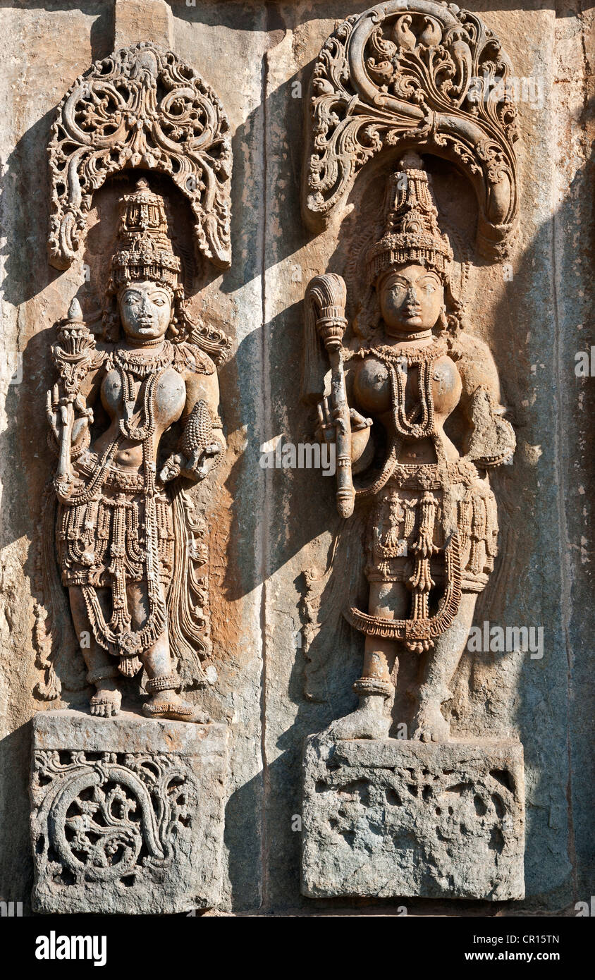 Les nymphes sculptées. Keshava temple. Belur. L'Inde Banque D'Images
