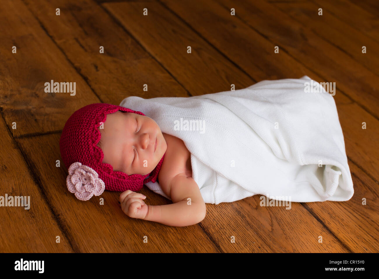 Bébé nouveau-né fille, deux semaines, avec petit chapeau rouge Photo Stock  - Alamy