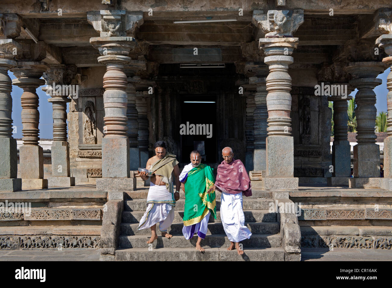 Les Brahmanes (prêtres hindous). Temple Chennakeshava. Belur. L'Inde Banque D'Images