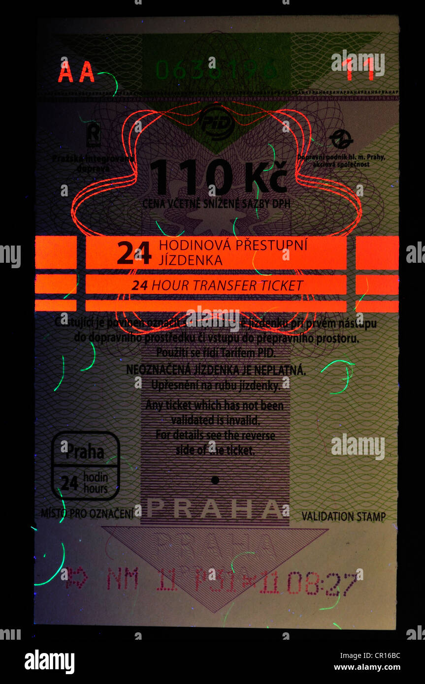 Transports Prague billet indiquant les éléments de sécurité sous la lumière ultraviolette Banque D'Images