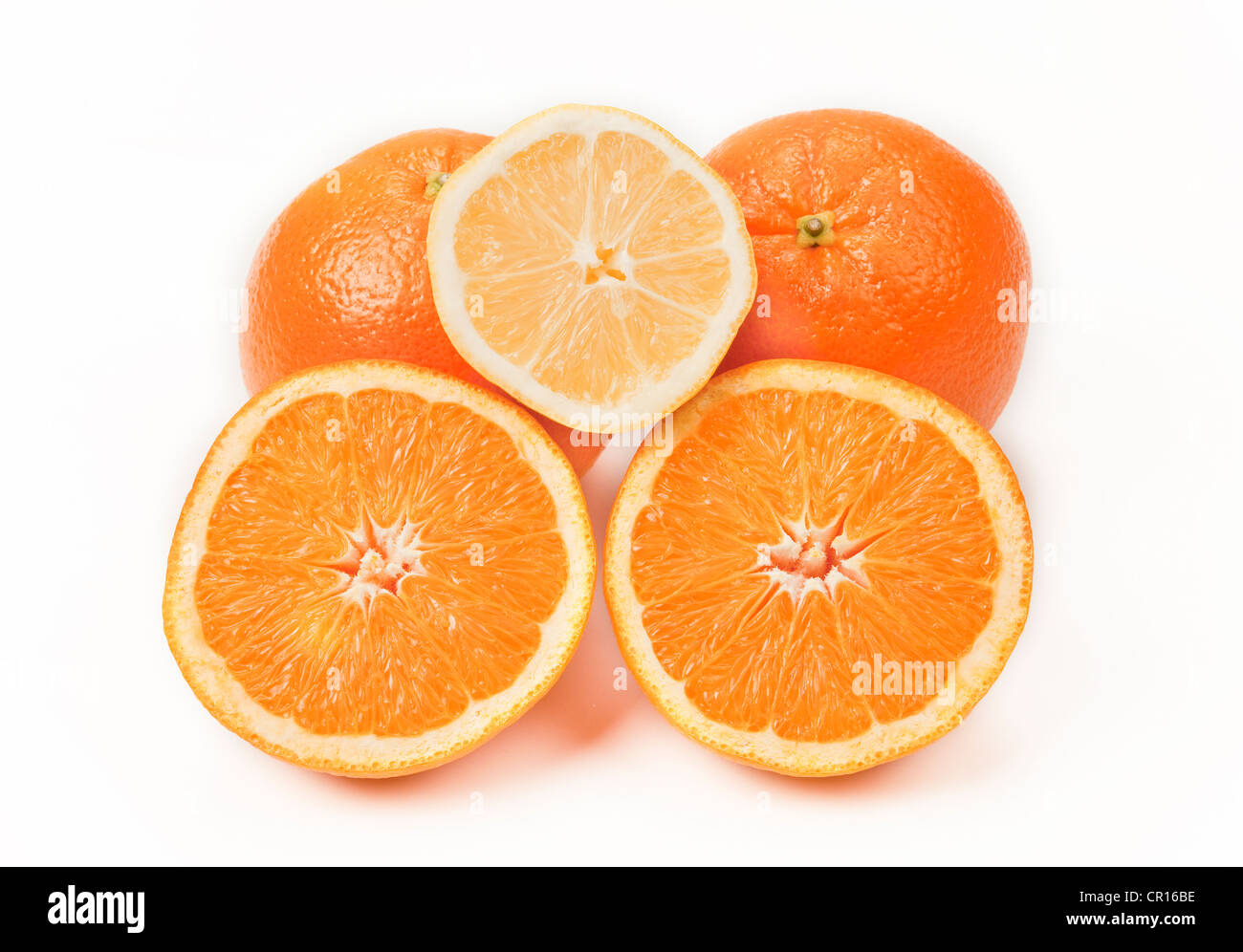 Les oranges en tranches fraîches et d'un demi citron Banque D'Images