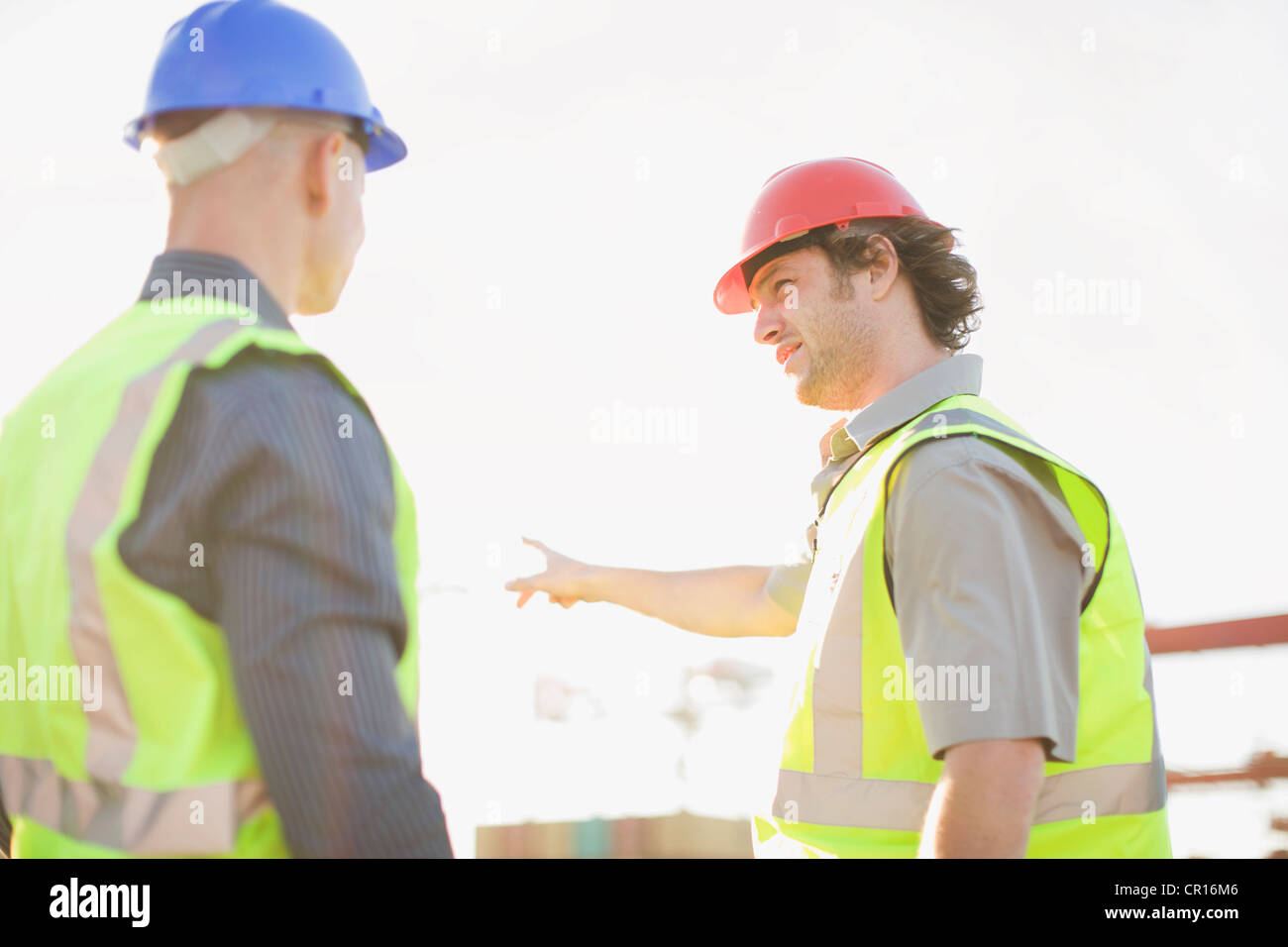 Les travailleurs de la construction à parler sur place Banque D'Images
