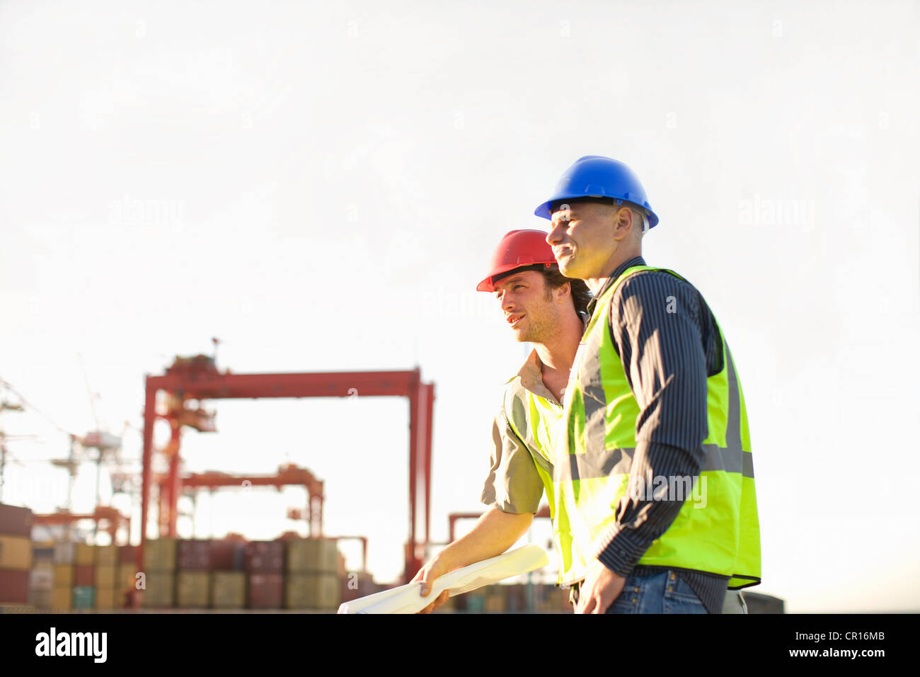 Les travailleurs de la construction à parler sur place Banque D'Images