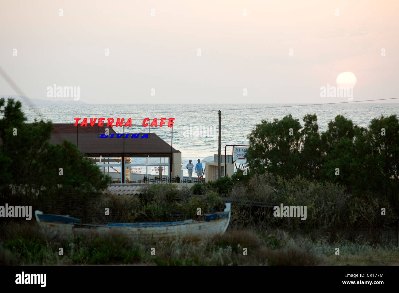 La Grèce, le Creta, Gouves, taverne au coucher du soleil Banque D'Images