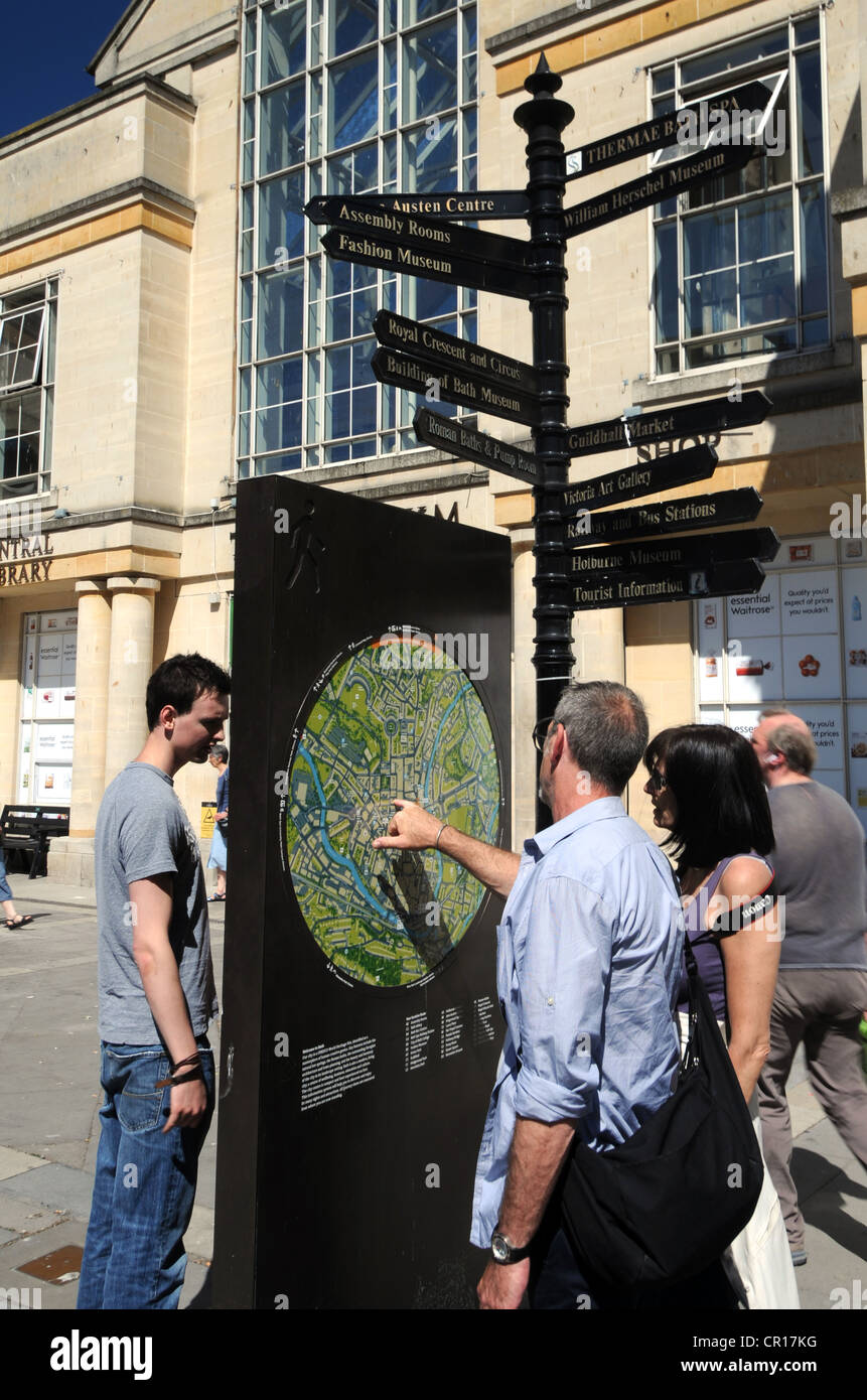 Les touristes regarder une carte des rues, baignoire, Somerset, Angleterre, Royaume-Uni Banque D'Images