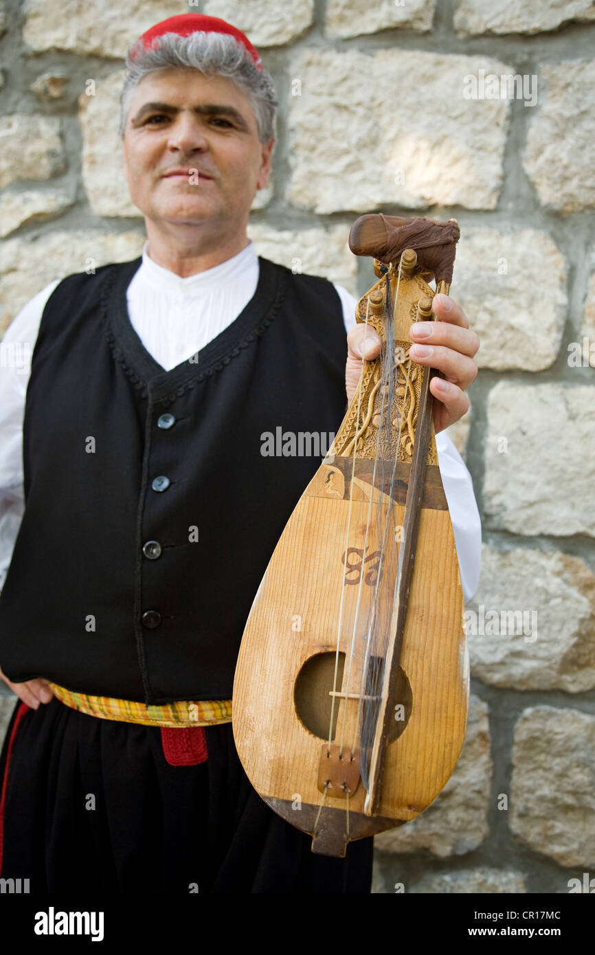 La Croatie, Dalmatie, côte dalmate, Cilipi, Konavle musicien folk et son instrument Banque D'Images