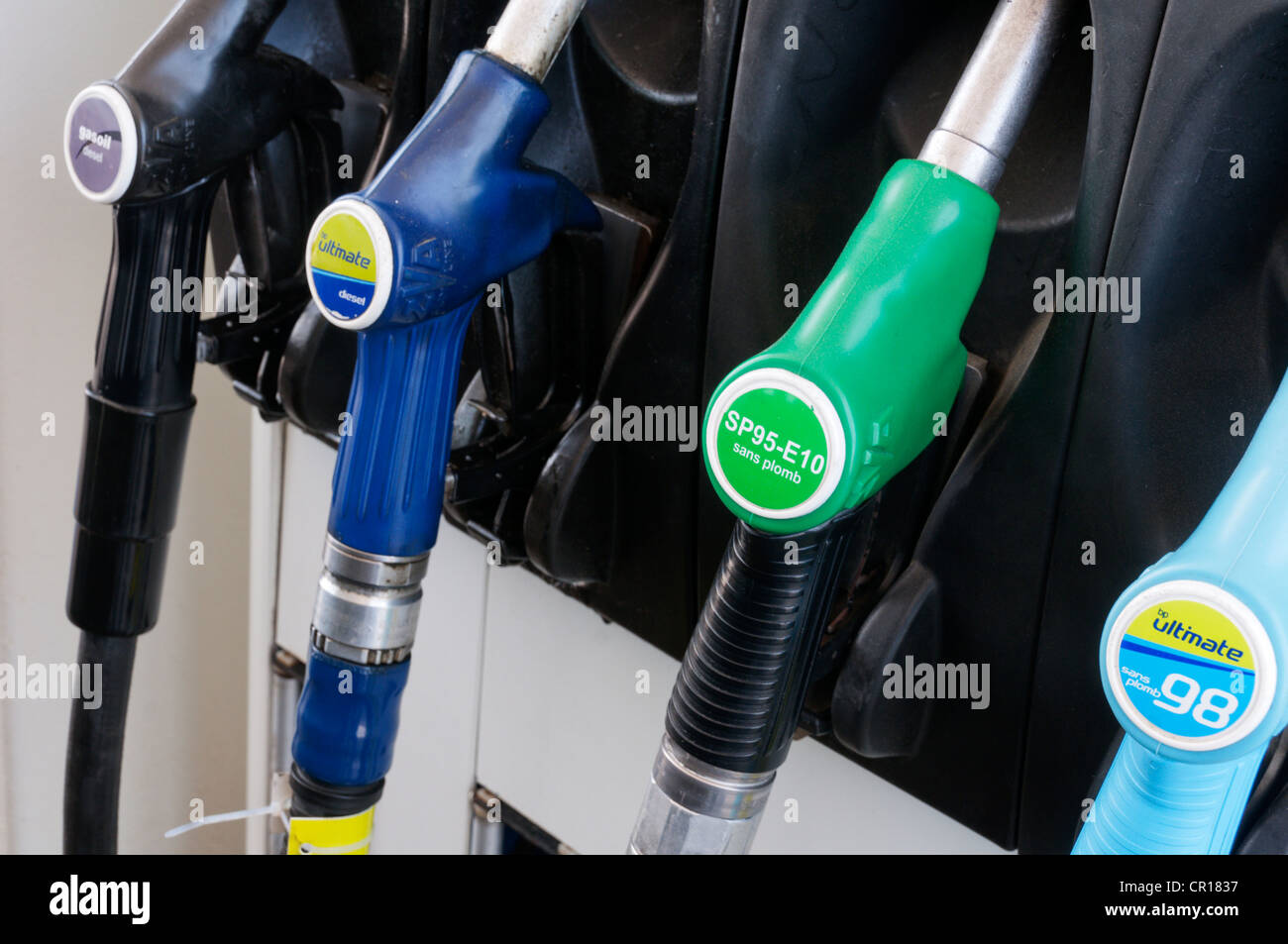 Pompes à carburant essence à une station-essence. Banque D'Images