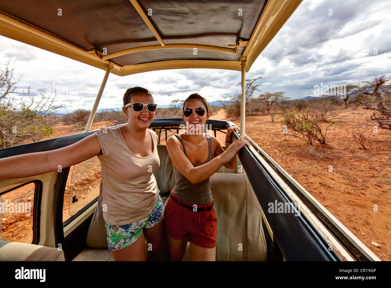 Deux jeunes filles, d'environ 13 et 18 ans, dans un bus, safari Samburu National Reserve, Kenya, Afrique de l'Est, PublicGround Banque D'Images