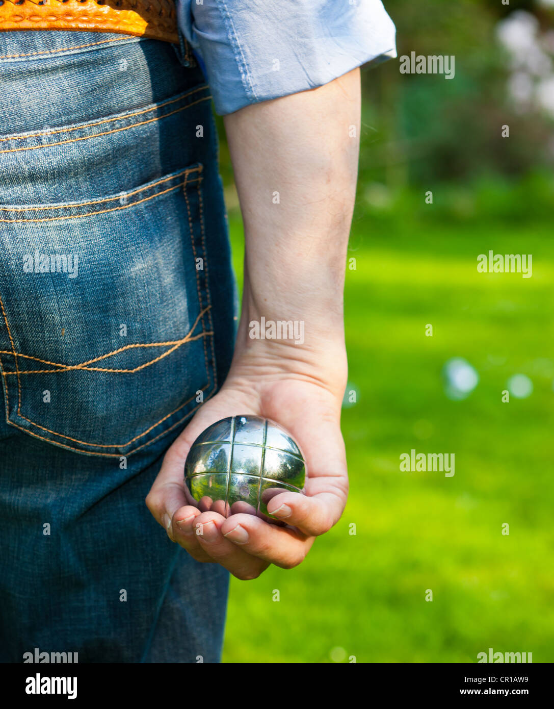 Homme jouant aux boules, pétanque, et se préparait à lancer, Hesse Allemagne, Europe Banque D'Images
