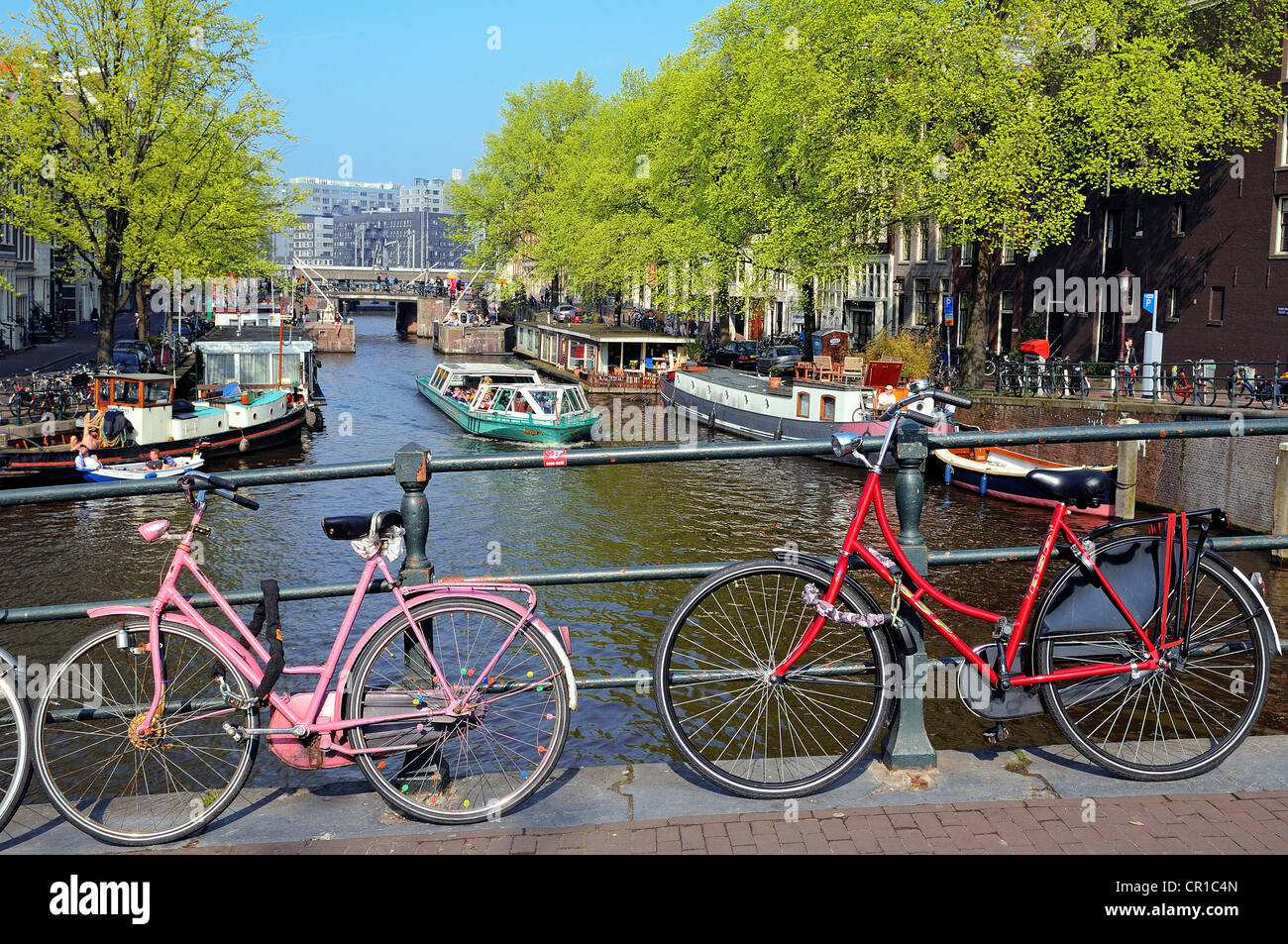 Pays-bas, Amsterdam, des vélos et une barge sur un canal Banque D'Images