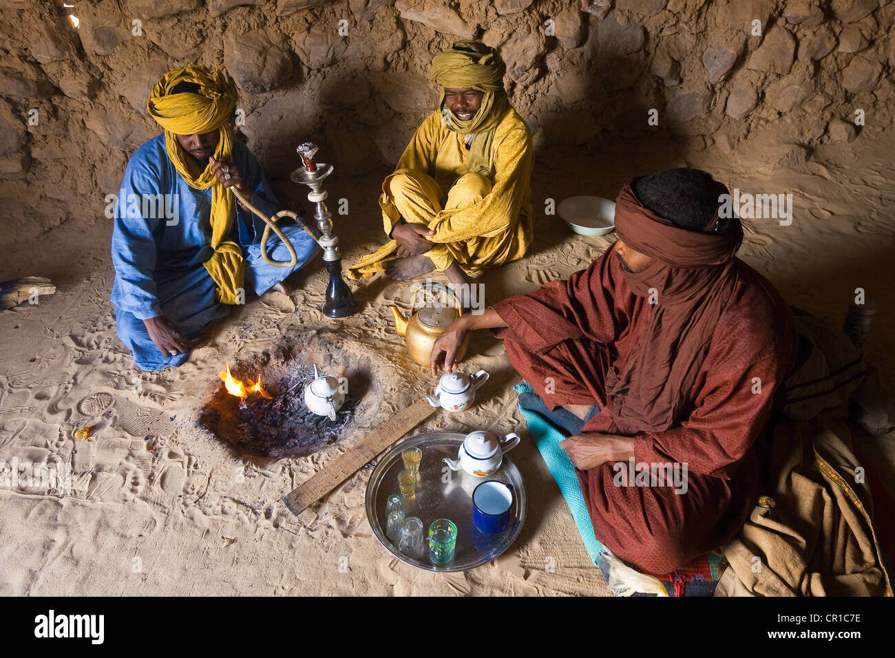 L'Algérie, Sahara, Tadrart Plateau, touaregs prenant le thé Banque D'Images