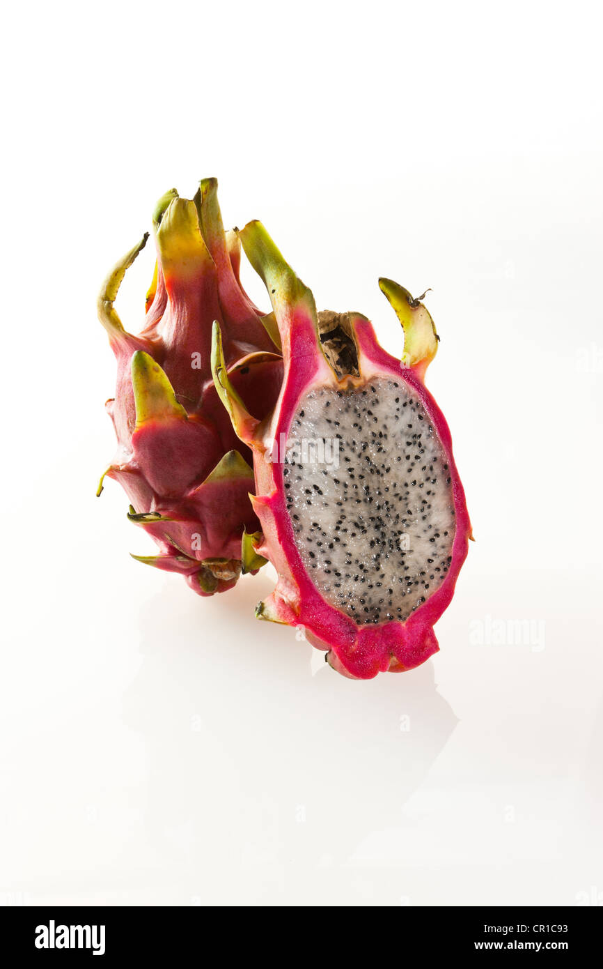 Pitaya ou fruit du dragon rouge (Hylocereus undatus) Banque D'Images