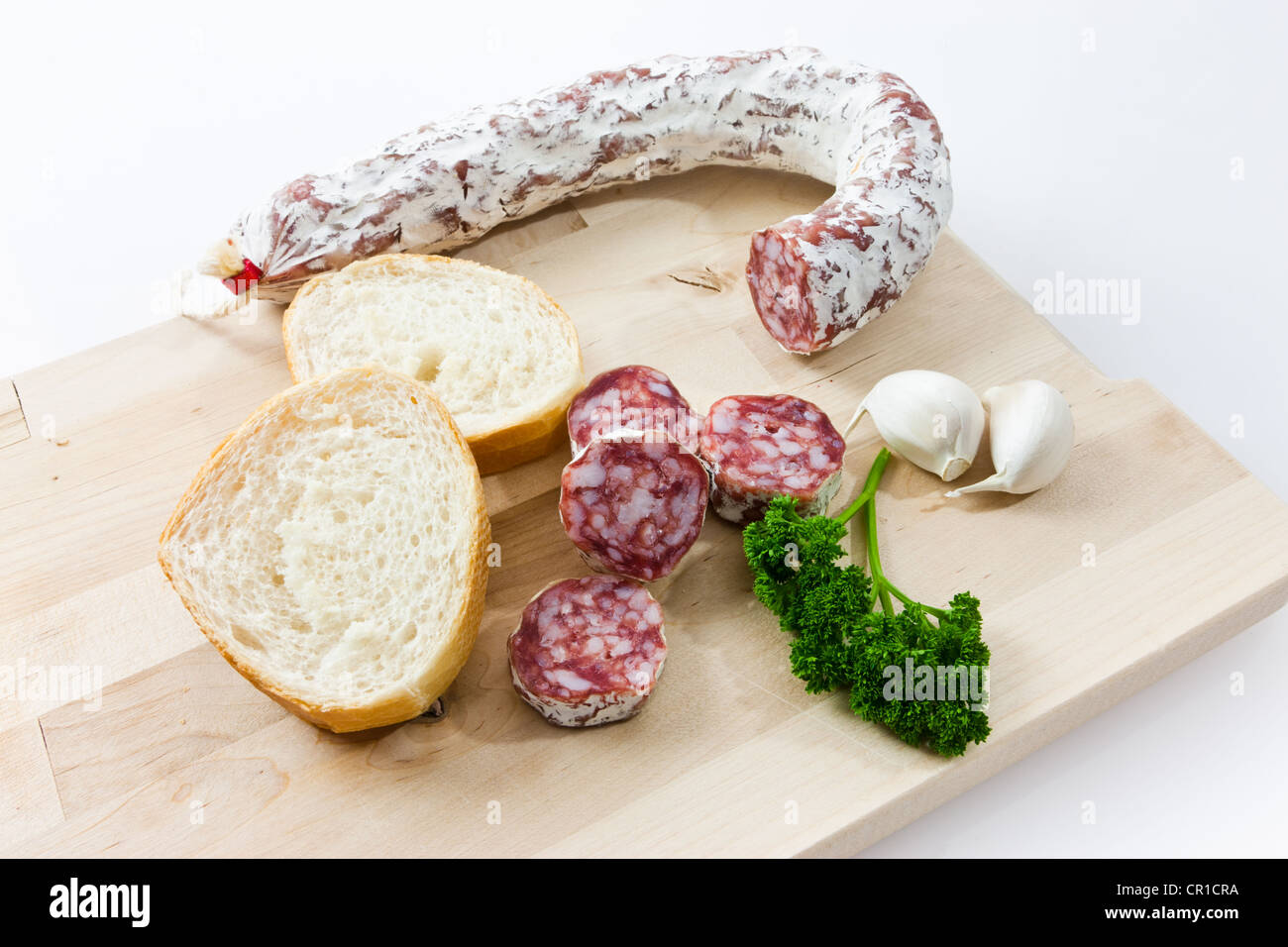 Salami salami premium gourmet, avec pain français, l'ail et au persil sur une planche en bois Banque D'Images