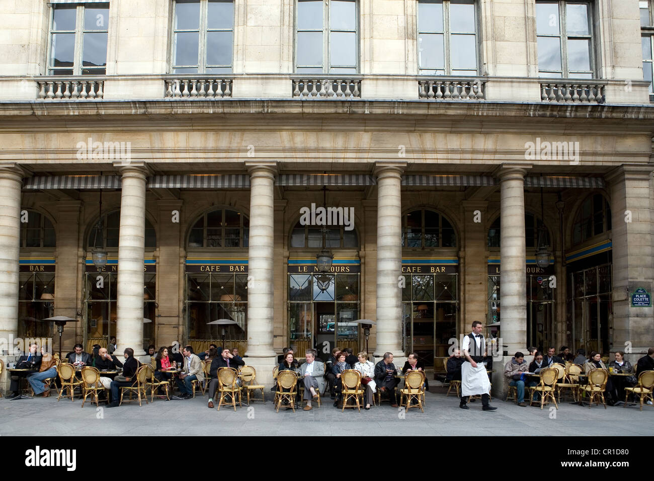 France, Paris, terrasse de café Le Nemours sur la Place du Palais Royal Banque D'Images