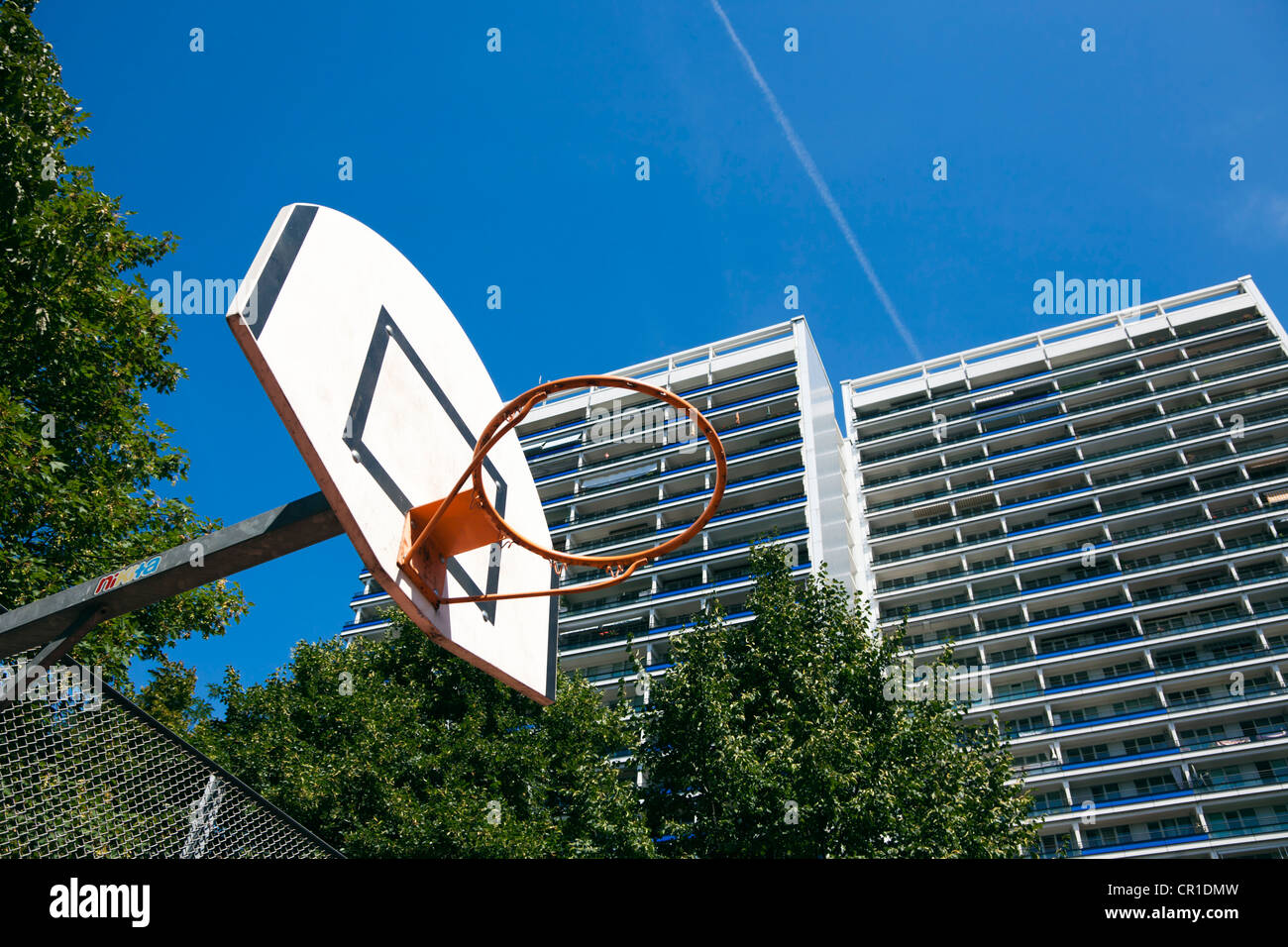 Basket-ball à un complexe résidentiel dans la ville, Berlin, Germany, Europe Banque D'Images