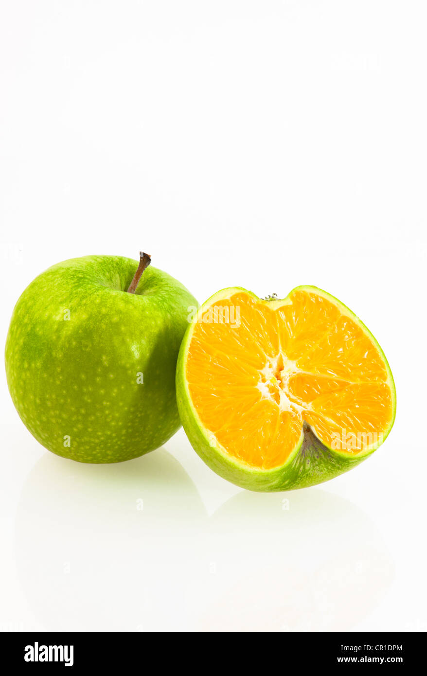 Croisement entre une pomme et une orange, image symbolique pour fruits génétiquement modifiés Banque D'Images