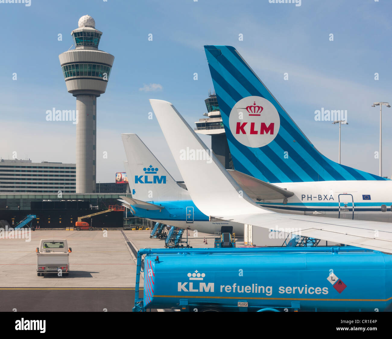 L'aéroport Schiphol d'Amsterdam tour de contrôle de la circulation aérienne avec des avions de ravitaillement en vol KLM Royal à la porte. Retro style couleurs sur un même plan. Banque D'Images