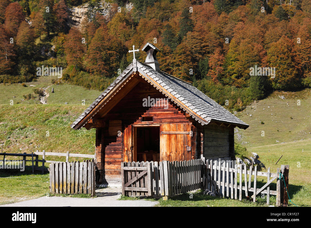 Eng-Alm, petite chapelle sur l'alpage, Grosser Ahornboden, pâturage avec les érables, Risstal, Karwendel, Tyrol Banque D'Images