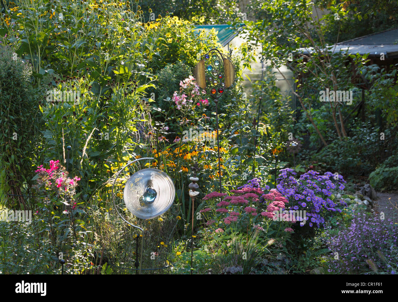 Plantes vivaces dans un lit de fleur, d'un petit jardin, Geretsried, Bavaria, Germany, Europe Banque D'Images