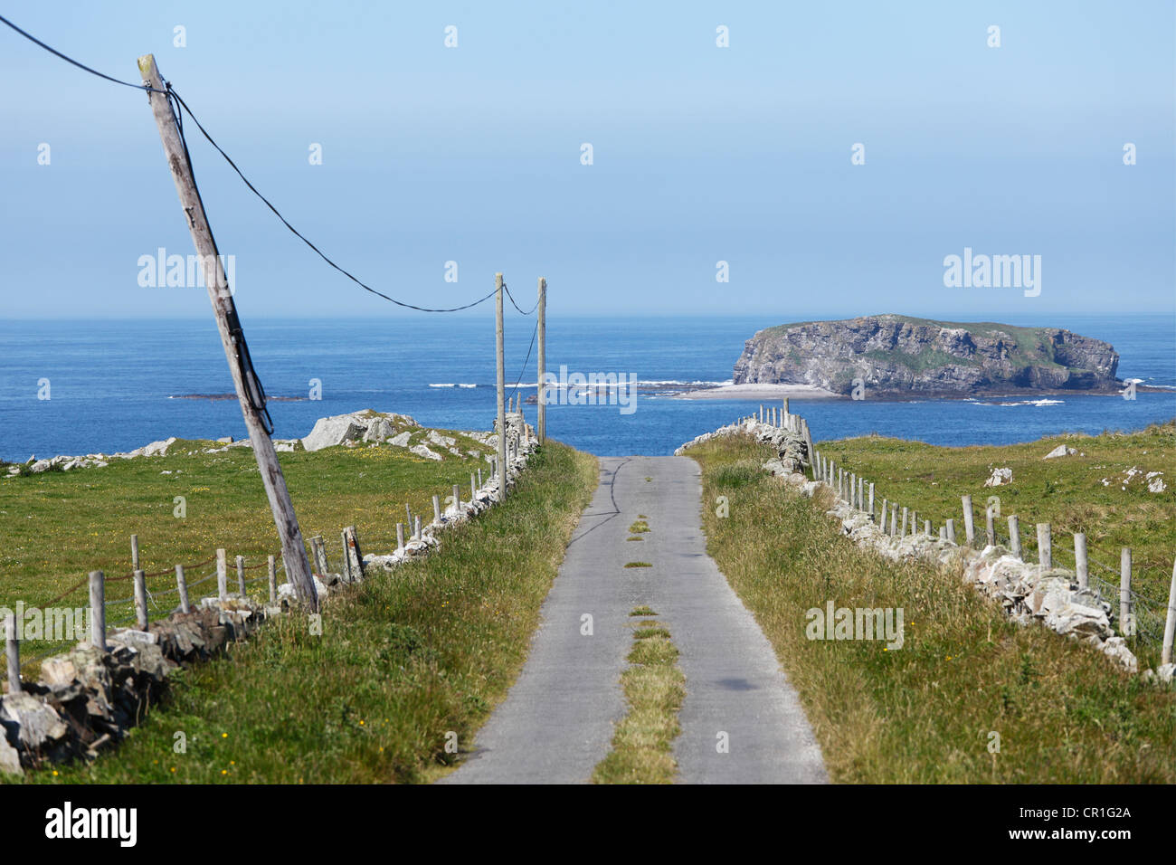 Route de campagne, à l'île de Doagh, péninsule d'Inishowen, County Donegal, Ireland, British Isles, Europe Banque D'Images