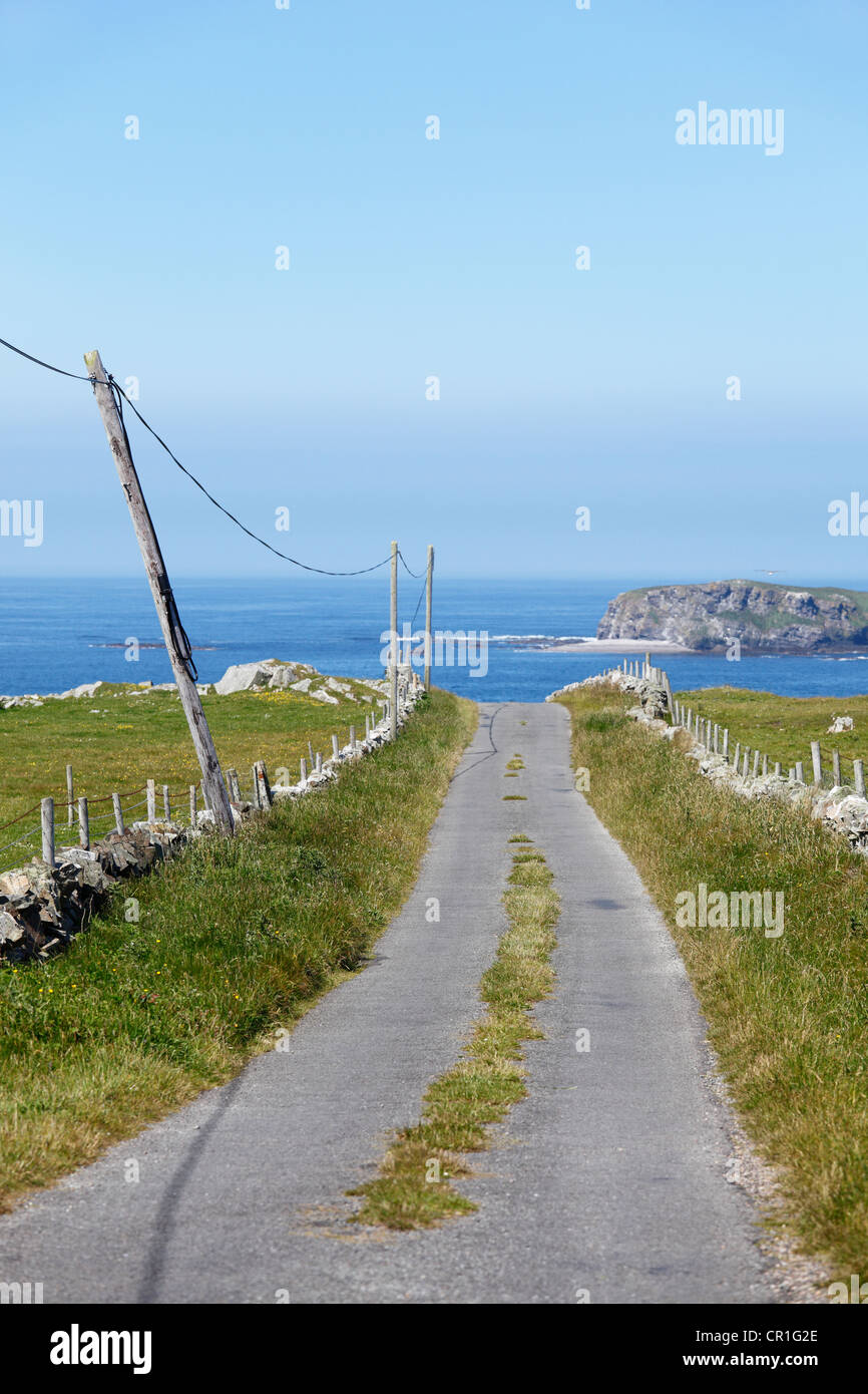 Route de campagne, à l'île de Doagh, péninsule d'Inishowen, County Donegal, Ireland, British Isles, Europe Banque D'Images