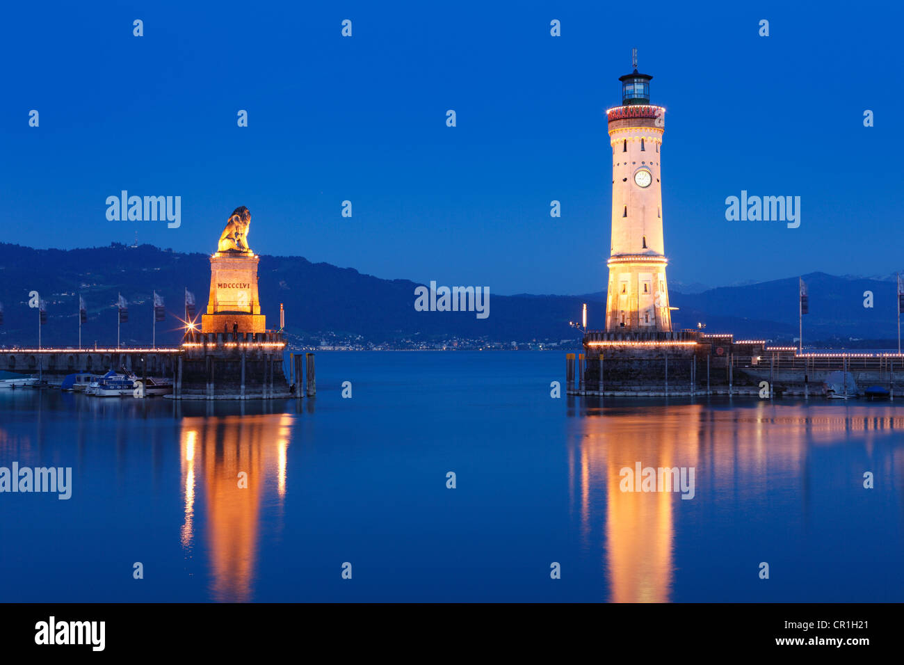 Port avec phare et lion bavarois au crépuscule, Lindau, sur le lac de Constance, souabe, Bavière, Allemagne, Europe, PublicGround Banque D'Images