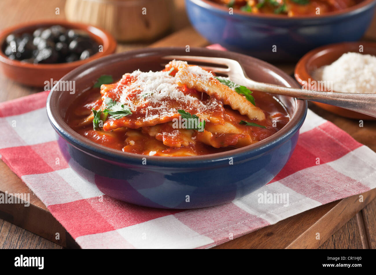 Ravioli à la sauce tomate. La cuisine Italienne Banque D'Images
