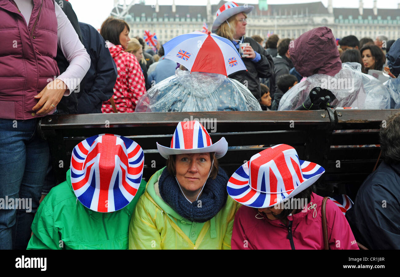 L'une des femmes à la caméra jusqu'à Port Union jack chapeaux pour Queens Diamond Jubilee et aux Jeux Olympiques 2012 Banque D'Images