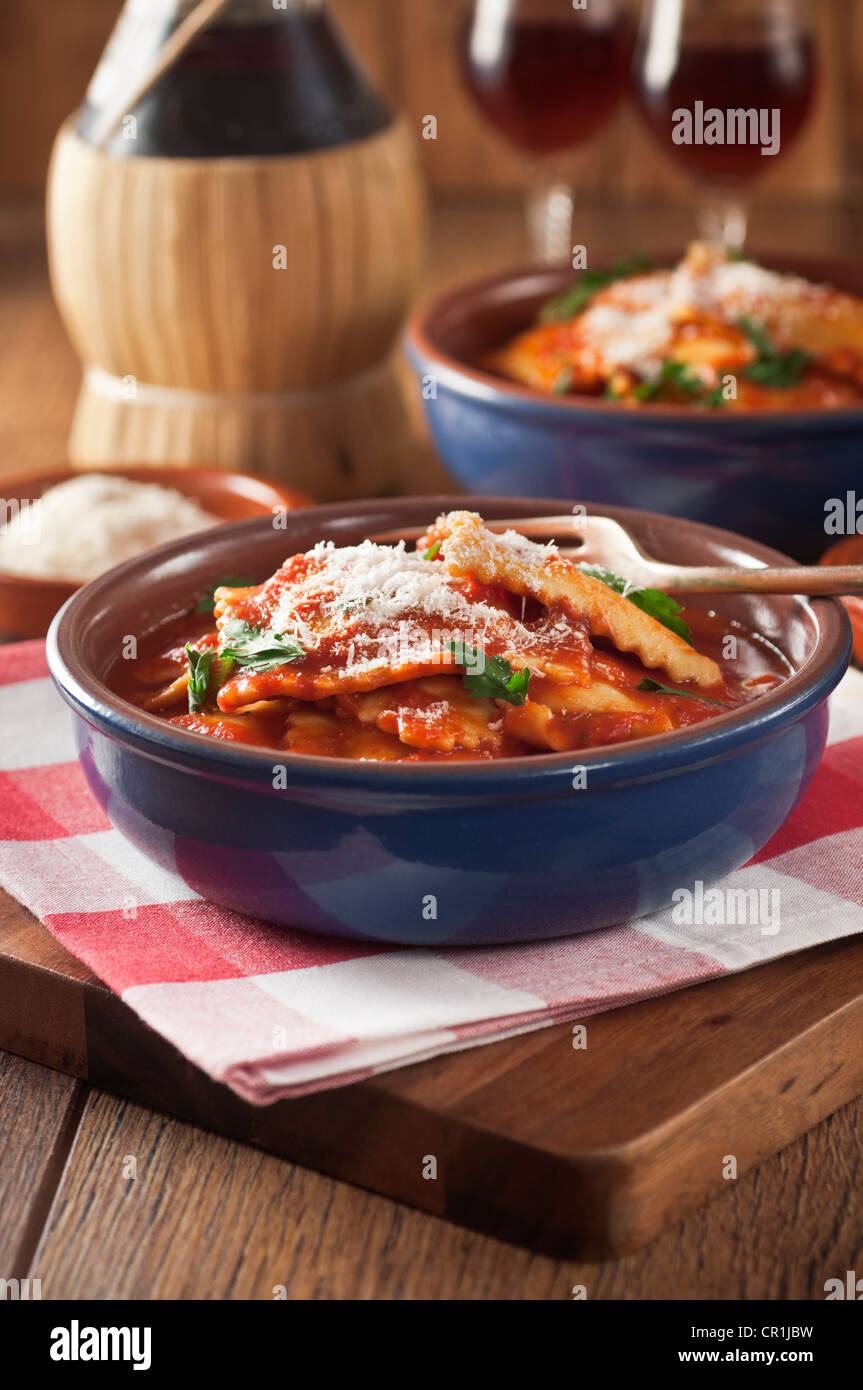 Ravioli à la sauce tomate. La cuisine Italienne Banque D'Images